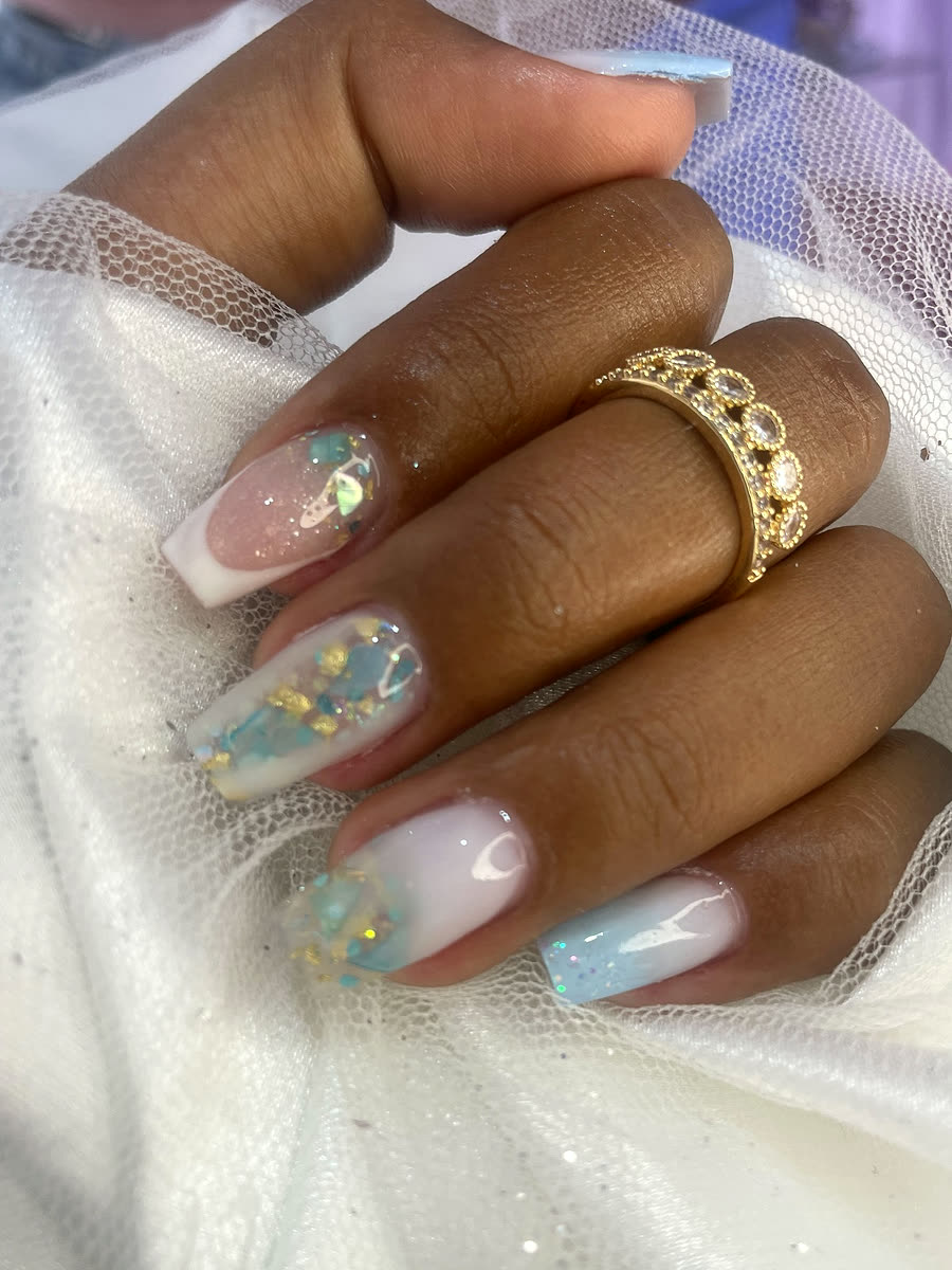 Unhas quadradas em degradê branco e azul com flocos brilhantes