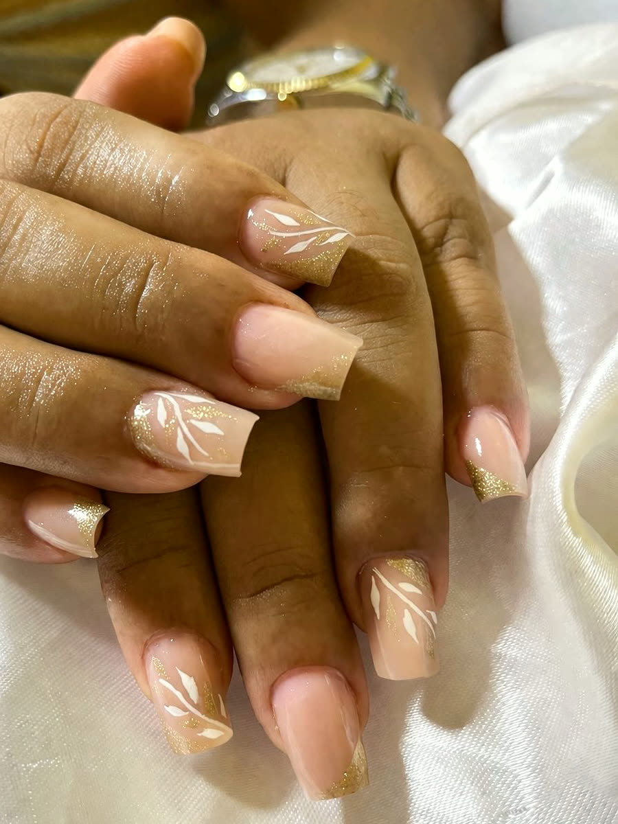 Unhas quadradas nude com folhas finas desenhadas