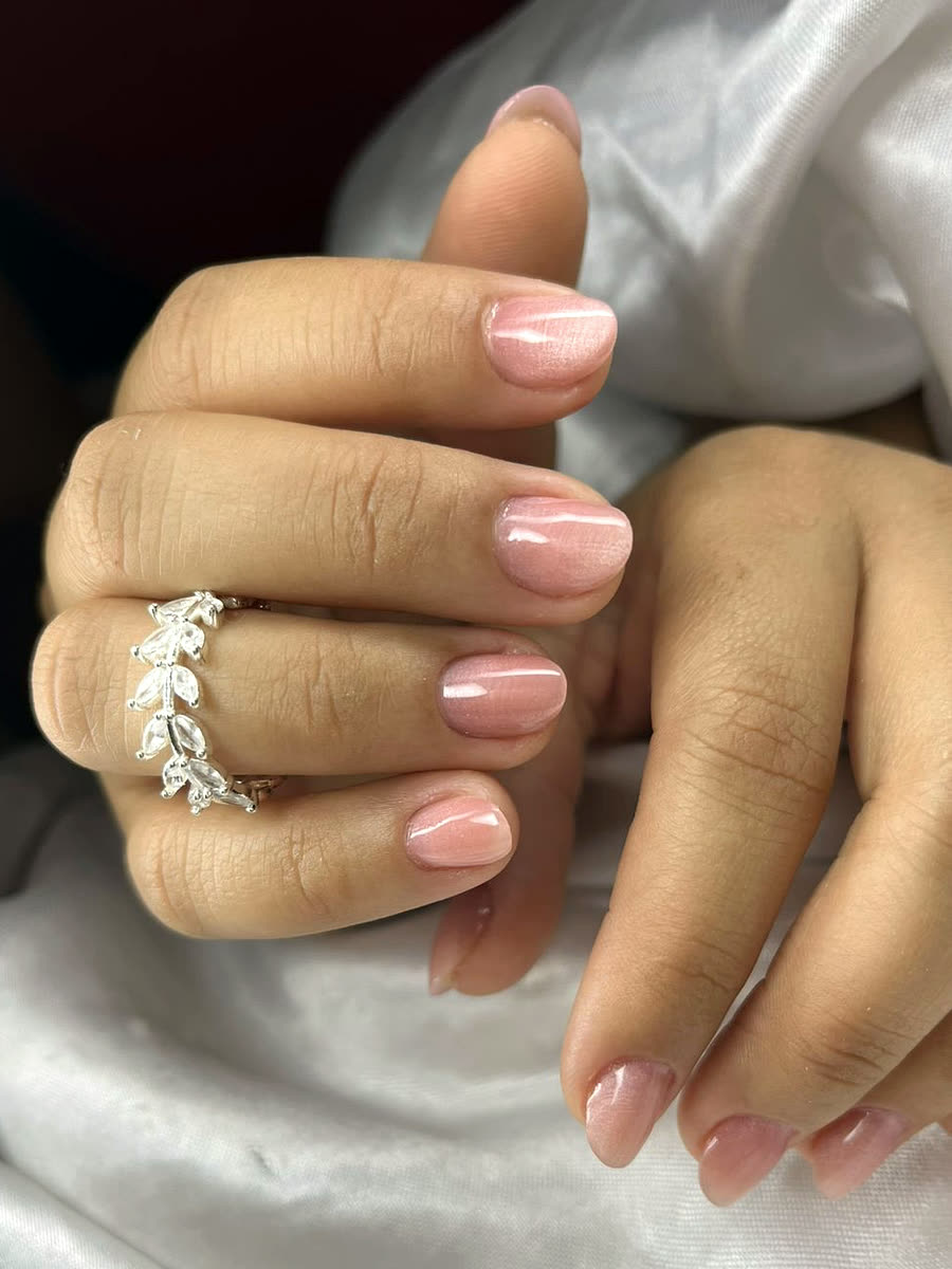 Unhas curtas nude rosado brilhante